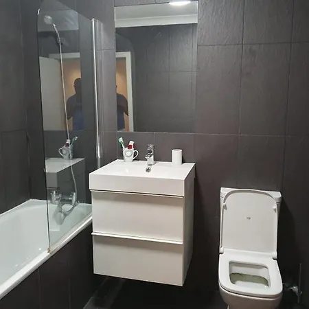 Homestay Double With Shared Bathroom London