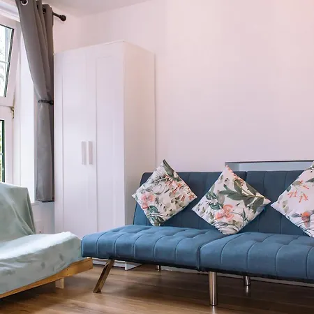 Apartamento 4 Bedroom Near Centre 2-min Walk To Metro !! Business & Family Friendly!! *