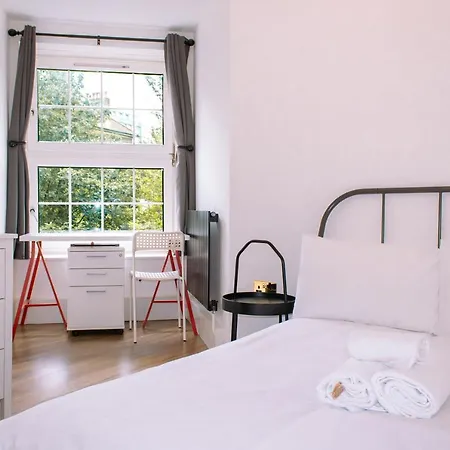 4 Bedroom Near Centre 2-min Walk To Metro !! Business & Family Friendly!! Apartamento Londres