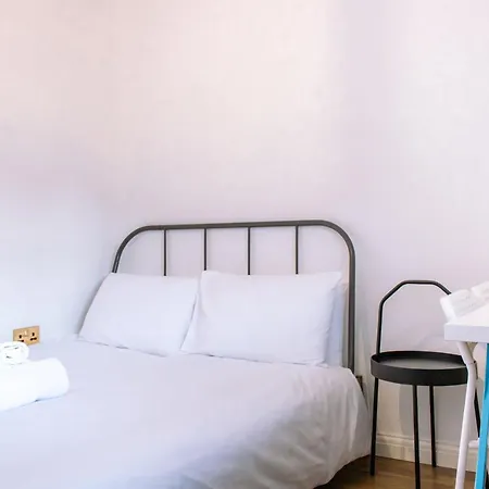Apartamento 4 Bedroom Near Centre 2-min Walk To Metro !! Business & Family Friendly!!
