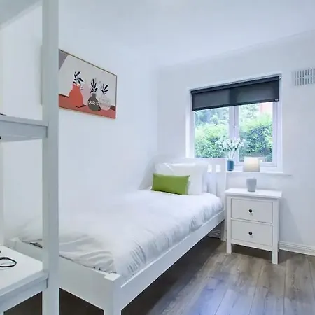 Spacious 2 Bedroom Londra