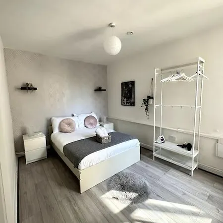 Stunning 2-bed Near London. Apartment *