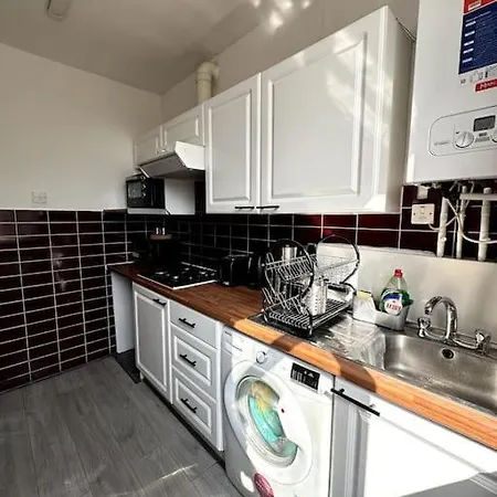 Stunning 2-bed Near London. Apartment *