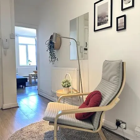 Apartment Stunning 2-bed Near London.