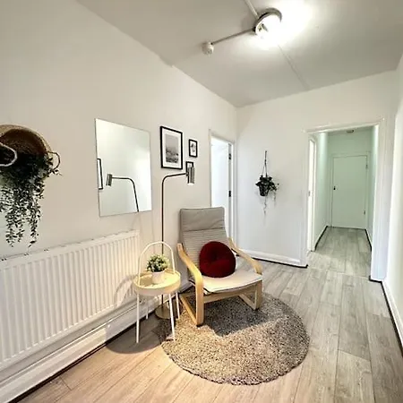 Stunning 2-bed Near London. * London