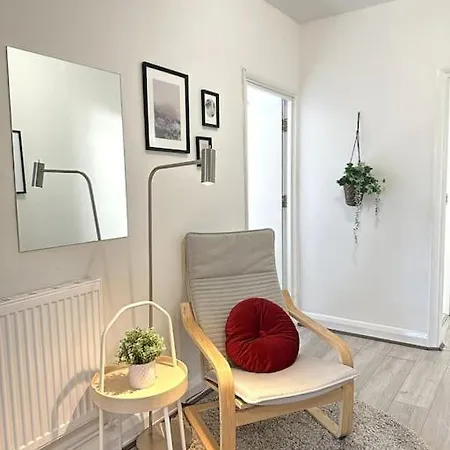 Apartment Stunning 2-bed Near London.