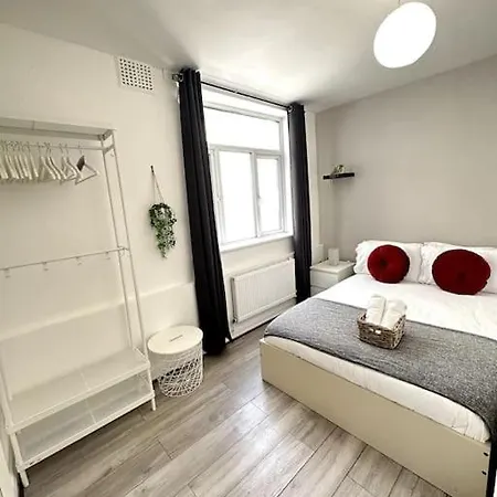 Stunning 2-bed Near London. Apartment London
