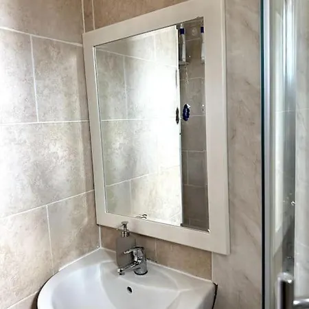 Apartment Stunning 2-bed Near London. *