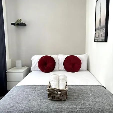 Stunning 2-bed Near London. Apartment