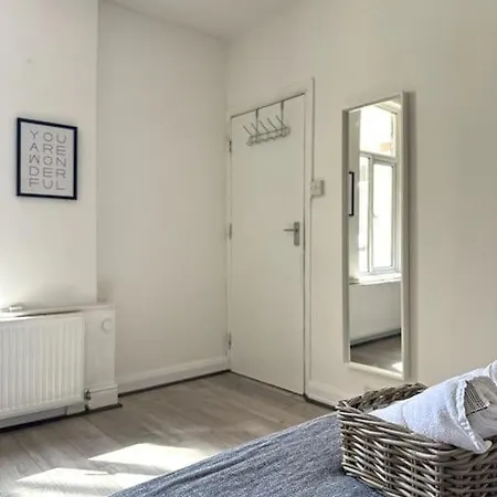 Stunning 2-bed Near London. Apartment *