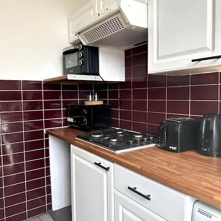 Stunning 2-bed Near London. Apartment *