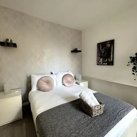 Apartment Stunning 2-bed Near London.