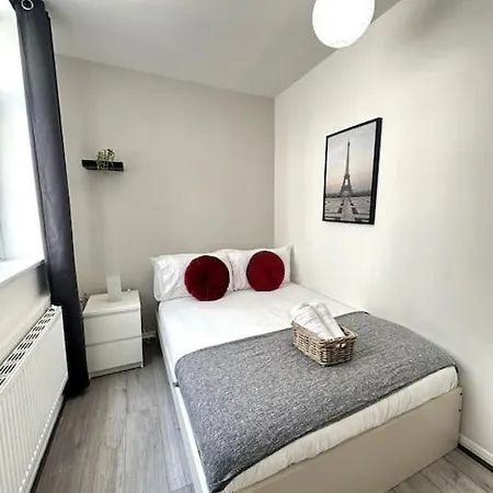 Apartment Stunning 2-bed Near London. *