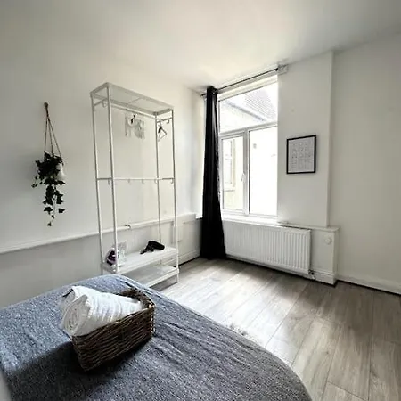 Stunning 2-bed Near London. *