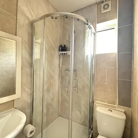 Stunning 2-bed Near London. *