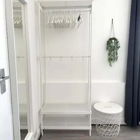 Stunning 2-bed Near London. Apartment *
