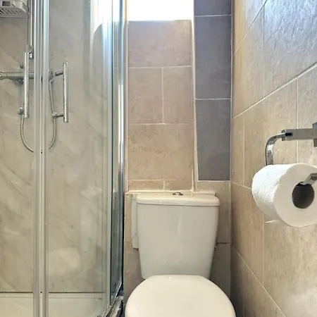 Apartment Stunning 2-bed Near London.