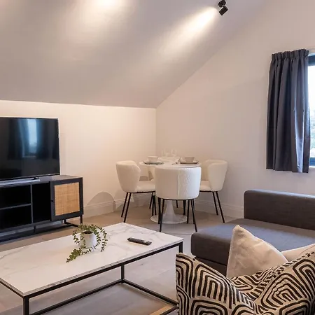 Stylish With Balcony For Upper & Free Parking In A Prime Location - Five Miles From Heathrow Airport
