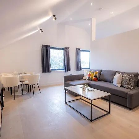 Stylish With Balcony For Upper & Free Parking In A Prime Location - Five Miles From Heathrow Airport Uxbridge