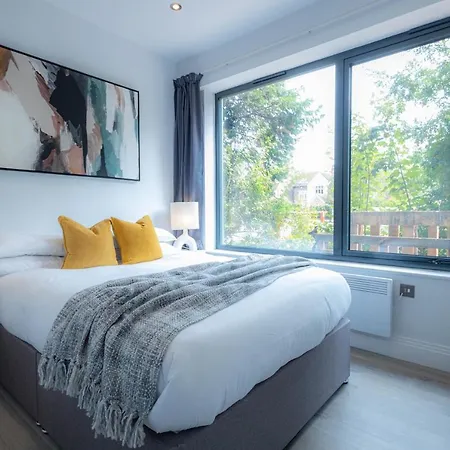 Stylish With Balcony For Upper & Free Parking In A Prime Location - Five Miles From Heathrow Airport Uxbridge