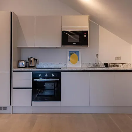 Stylish With Balcony For Upper & Free Parking In A Prime Location - Five Miles From Heathrow Airport Apartment *