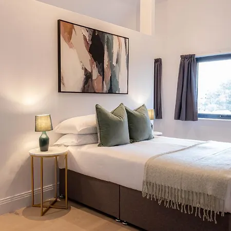 Apartment Stylish With Balcony For Upper & Free Parking In A Prime Location - Five Miles From Heathrow Airport