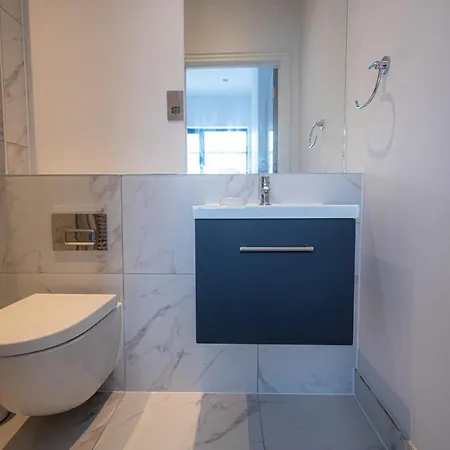 Apartment Stylish With Balcony For Upper & Free Parking In A Prime Location - Five Miles From Heathrow Airport Uxbridge