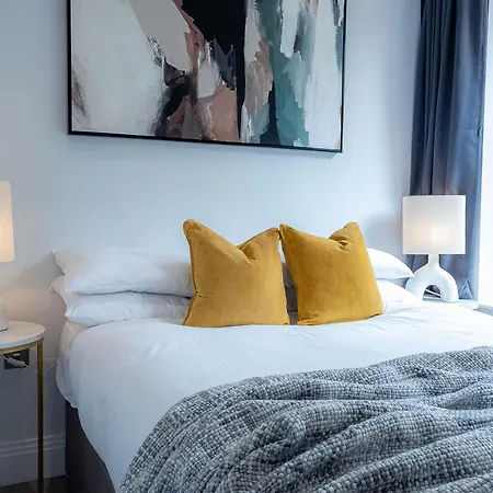 Stylish With Balcony For Upper & Free Parking In A Prime Location - Five Miles From Heathrow Airport * Uxbridge