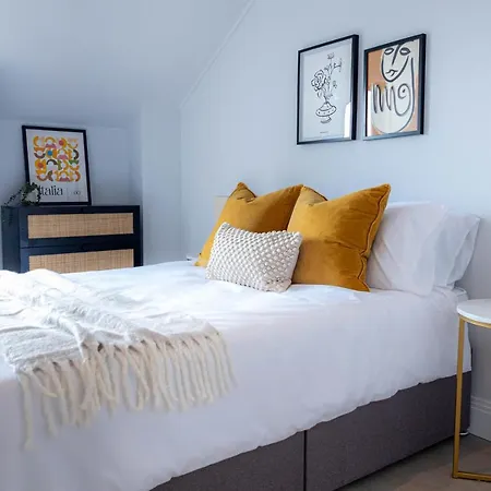 Apartment Stylish With Balcony For Upper & Free Parking In A Prime Location - Five Miles From Heathrow Airport Uxbridge