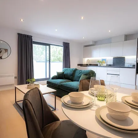 Apartment Stylish With Balcony For Upper & Free Parking In A Prime Location - Five Miles From Heathrow Airport *