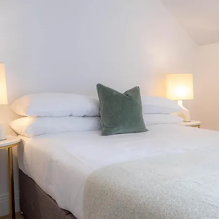 Stylish With Balcony For Upper & Free Parking In A Prime Location - Five Miles From Heathrow Airport *