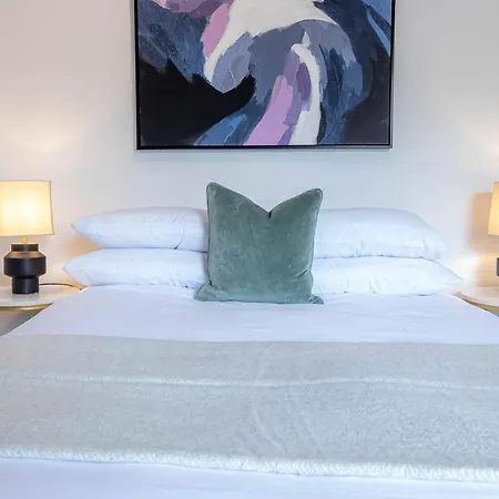 Stylish With Balcony For Upper & Free Parking In A Prime Location - Five Miles From Heathrow Airport Apartment