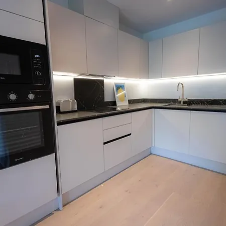 Apartment Stylish With Balcony For Upper & Free Parking In A Prime Location - Five Miles From Heathrow Airport