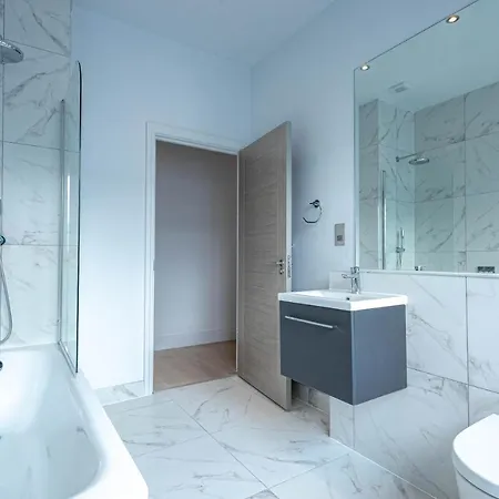 Stylish With Balcony For Upper & Free Parking In A Prime Location - Five Miles From Heathrow Airport Uxbridge