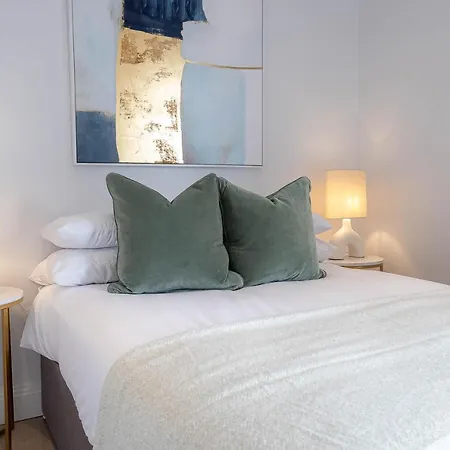 Apartment Stylish With Balcony For Upper & Free Parking In A Prime Location - Five Miles From Heathrow Airport Uxbridge