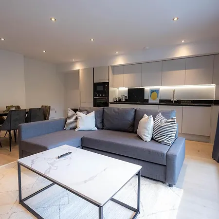 Stylish With Balcony For Upper & Free Parking In A Prime Location - Five Miles From Heathrow Airport Apartment Uxbridge