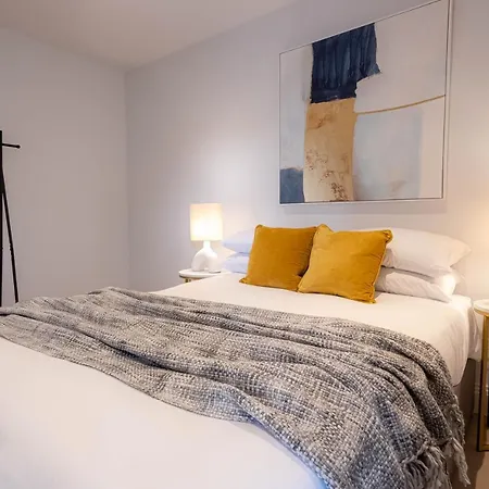Stylish With Balcony For Upper & Free Parking In A Prime Location - Five Miles From Heathrow Airport
