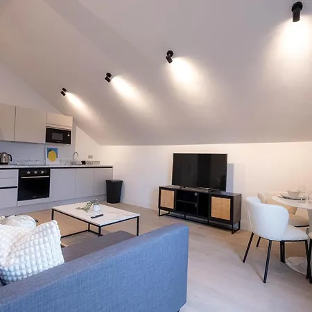 Stylish With Balcony For Upper & Free Parking In A Prime Location - Five Miles From Heathrow Airport Apartment *