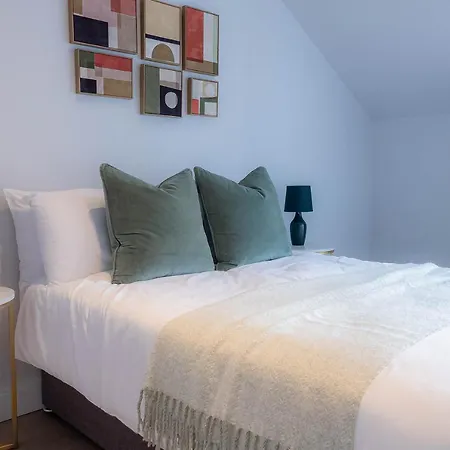 Stylish With Balcony For Upper & Free Parking In A Prime Location - Five Miles From Heathrow Airport Apartment Uxbridge