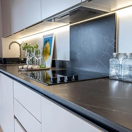 Stylish With Balcony For Upper & Free Parking In A Prime Location - Five Miles From Heathrow Airport *