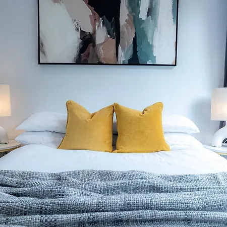 Stylish With Balcony For Upper & Free Parking In A Prime Location - Five Miles From Heathrow Airport Apartment