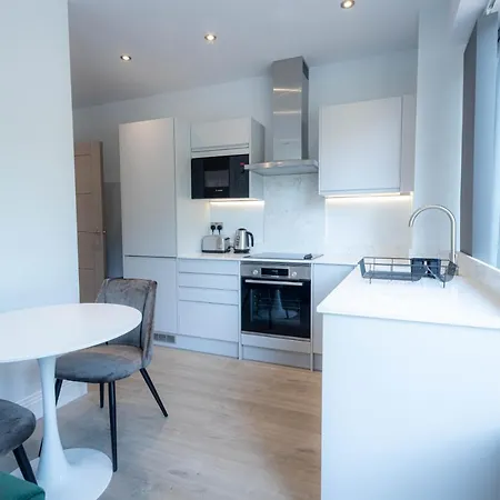 Stylish With Balcony For Upper & Free Parking In A Prime Location - Five Miles From Heathrow Airport