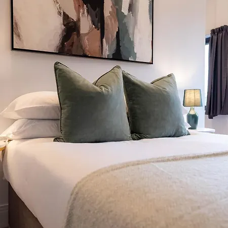 Apartment Stylish With Balcony For Upper & Free Parking In A Prime Location - Five Miles From Heathrow Airport Uxbridge