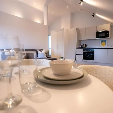 Stylish With Balcony For Upper & Free Parking In A Prime Location - Five Miles From Heathrow Airport Apartment *