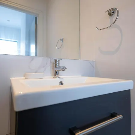 Stylish With Balcony For Upper & Free Parking In A Prime Location - Five Miles From Heathrow Airport Apartment Uxbridge