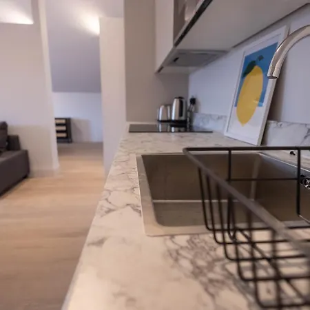 Apartment Stylish With Balcony For Upper & Free Parking In A Prime Location - Five Miles From Heathrow Airport *