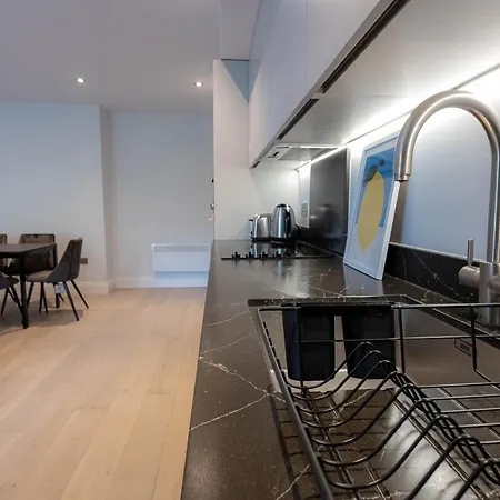 Stylish With Balcony For Upper & Free Parking In A Prime Location - Five Miles From Heathrow Airport Uxbridge