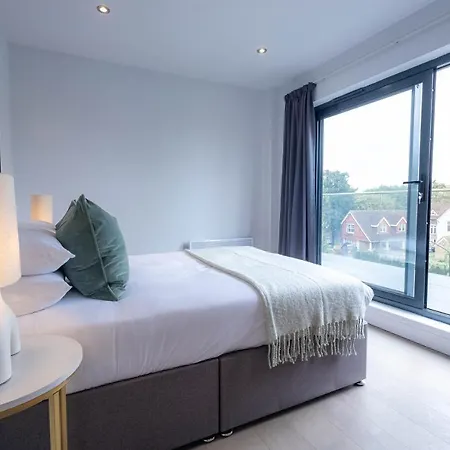 Stylish With Balcony For Upper & Free Parking In A Prime Location - Five Miles From Heathrow Airport * Uxbridge