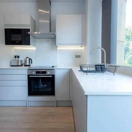 Stylish With Balcony For Upper & Free Parking In A Prime Location - Five Miles From Heathrow Airport