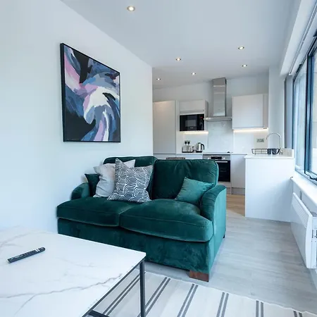 Stylish With Balcony For Upper & Free Parking In A Prime Location - Five Miles From Heathrow Airport *